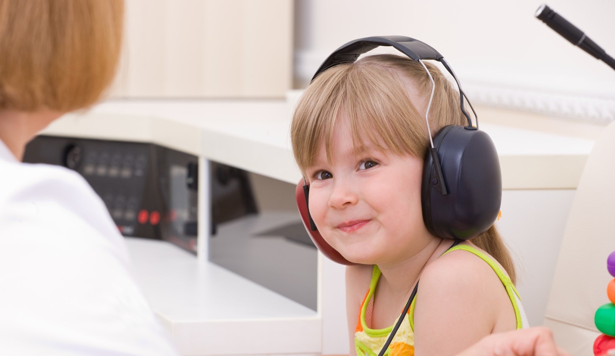 Слуховое восприятие слабослышащих. Дети с нарушением слуха.. Глухие дети. Глухие и слабослышащие дети. Сурдолог аудиометрия.