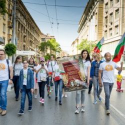 Стотици българи шестваха по улиците на София на „Парад на буквите“