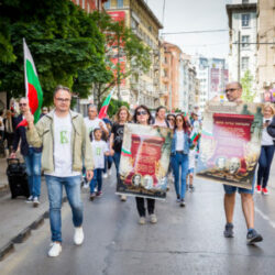Стотици българи ликуваха по улиците на София на „Парад на буквите“